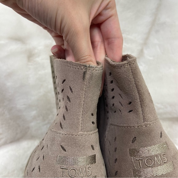 TOMS MAJORCA khaki suede cut out PEEP TOE BOOTIES. Size 9 - Picture 7 of 16
